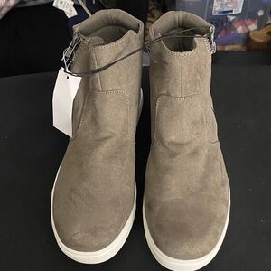 NWT IZOD MILA WO SIZE 10 Grey pull on faux suede Boots. SIDE‎ ZIPPER EUC CLEAN